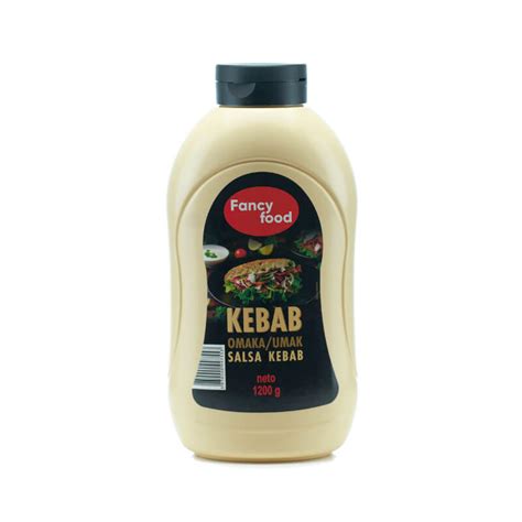 Rdeča pikantna kebab omaka v keramični posodici, postrežena s kebabom
