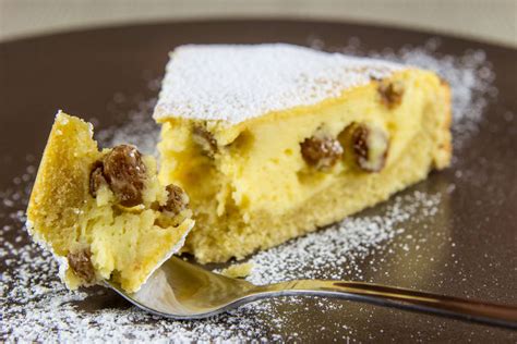 Fotografija narezane pite s kakijem in skuto