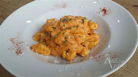 Koruzni njoki v rdeči omaki s zelišči