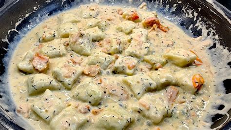 Njoki s koščki lososa v kremni omaki