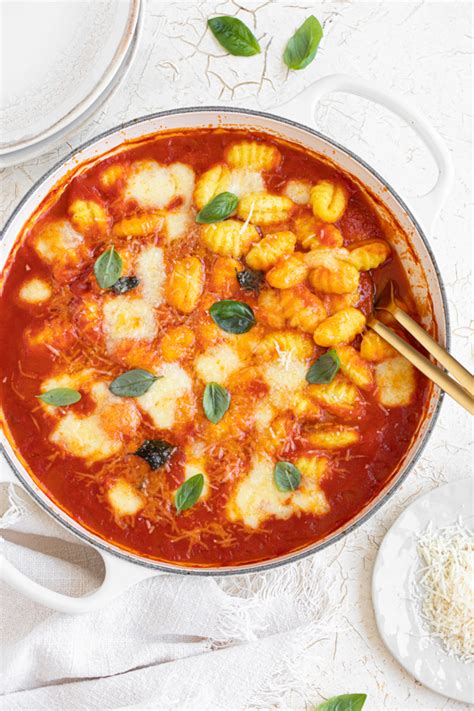 Gratinirani skutni njoki v paradižnikovi omaki s parmezanom