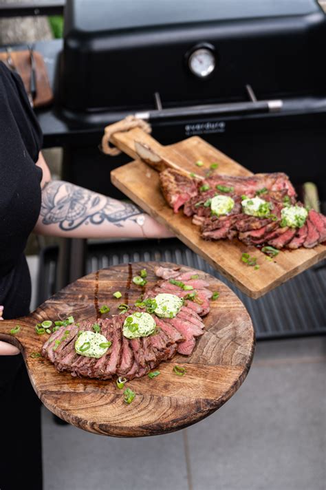 Infografika o pravilni pripravi žara z dvema conama toplote