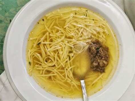 skodelica juhe z žličniki ali rezanci