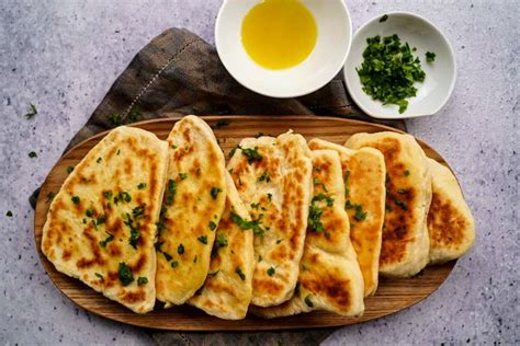 Indijski kruh naan s česnom, sveže pečen in premazan z maslom