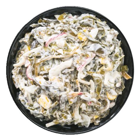 Fotografija sveže pripravljene morske solate s surimi palčkami, koruzo in zelišči.