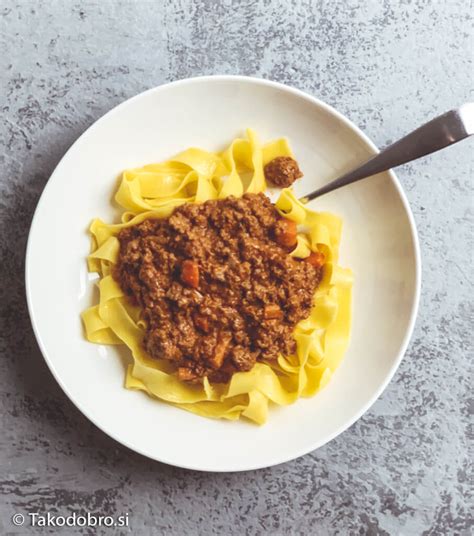 fotografija mesne omake bolognese v ponvi