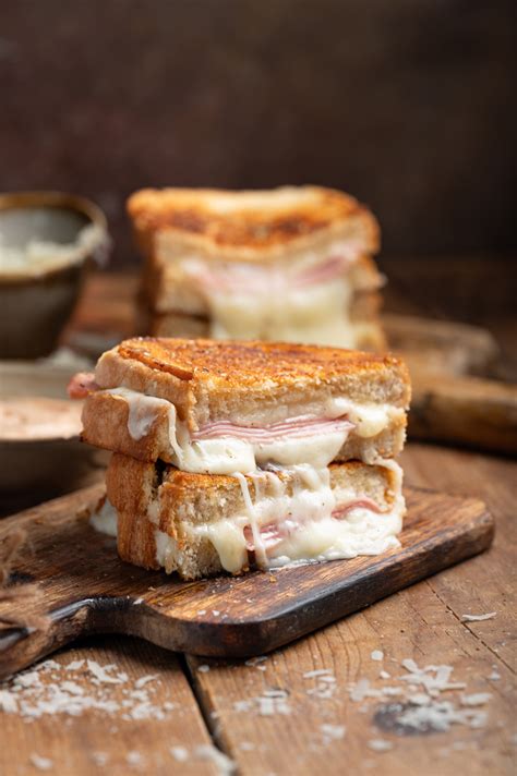 popečen toast z maslom in marmelado