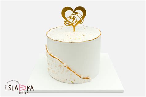 Fotografija poročne torte v klasičnem elegantnem stilu