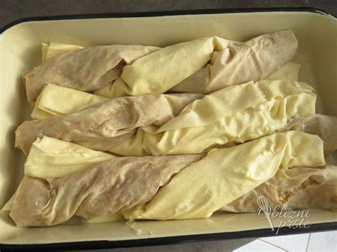 Slika prikazuje prepleten skutno-jabolčni zavitek, ki ga je lažje razrezati na kose.