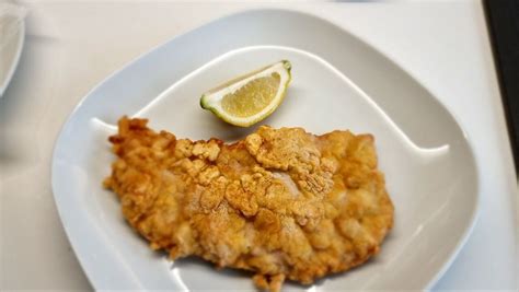 Zlato zapečen pohan zrezek na krožniku