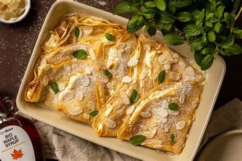 fotografija zlato zapečenih gratiniranih palačink s skuto