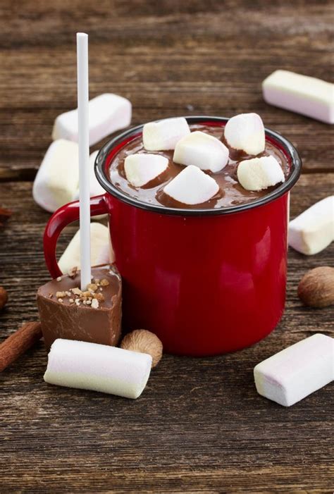 slika božanske vroče čokolade z belimi in roza sladkornimi penicami na vrhu