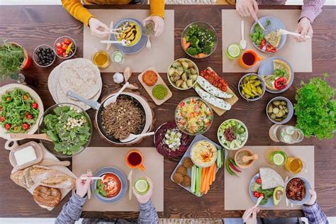 Tematska fotografija, ki prikazuje raznoliko vegetarijansko in vegansko hrano