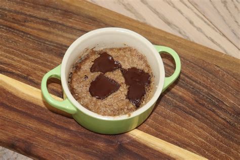 Fotografija kremastega LCHF cvetačnega pireja, postreženega kot priloga