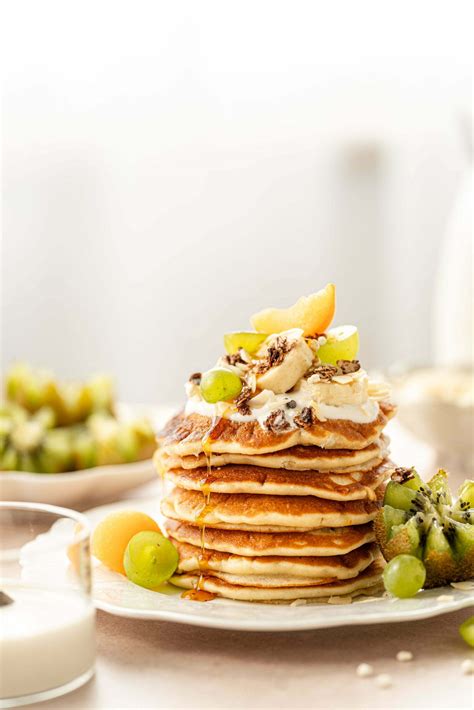 Ilustracija otroka, ki veselo je mehke palačinke.