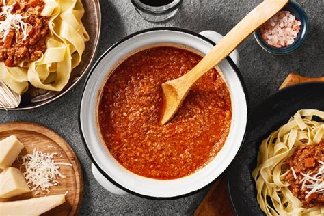 Pripravljena bolonjska omaka postrežena s testeninami in parmezanom