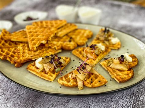 Slani krompirjevi vaflji s kislo smetano in drobnjakom