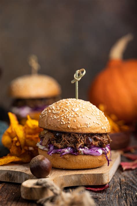 Ilustracija ali fotografija sestavljanja burgerja z različnimi sestavinami