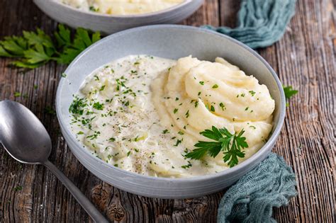 slika kremnega pire krompirja in cvetače v možnarju