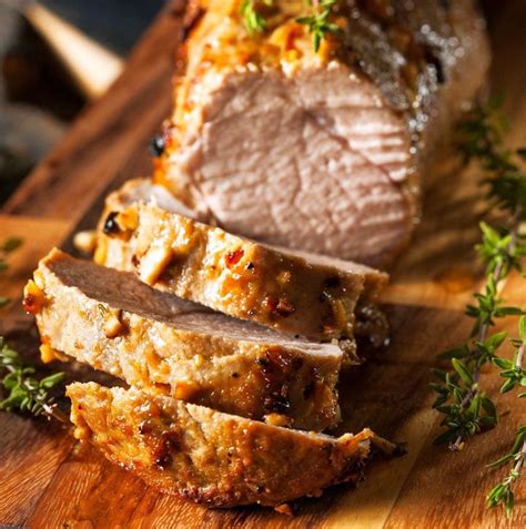 Pripravljena svinjska ribica, narezana na rezine, s sočno notranjostjo