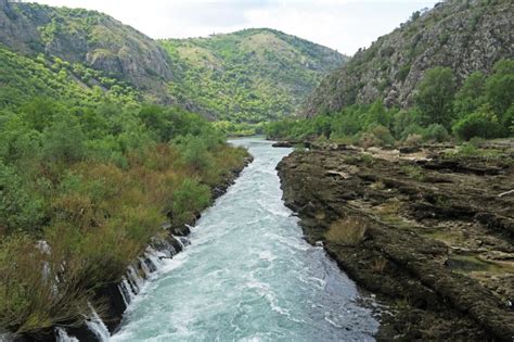 Prikaz pravilne konsistence makronske mase, ki teče z lopatice v obliki traku.
