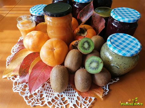 Fotografija domače marelične marmelade v kozarcih