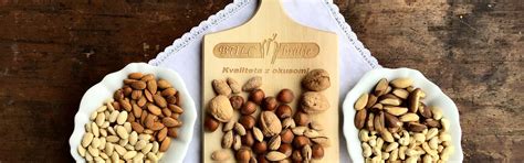 Različne vrste slovenskih čokolad z bogatimi dodatki (sadje, oreščki, semena)