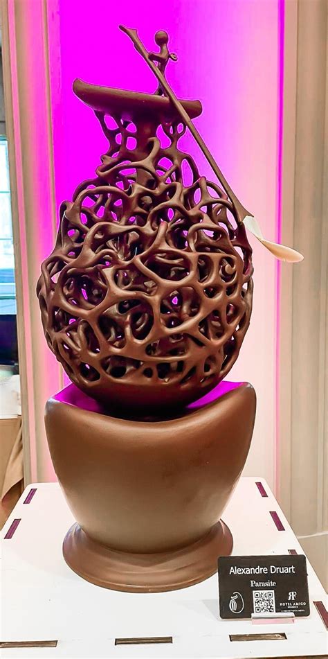 Fotografija slovenskega čokoladnika med ustvarjanjem unikatne čokolade