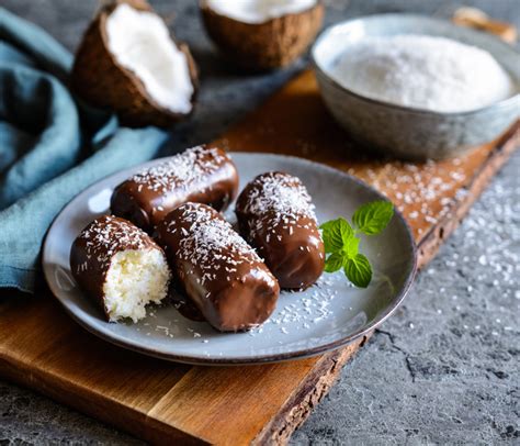 Veganske »bounty« čokoladice, prelite s čokolado in posute z naribano čokolado
