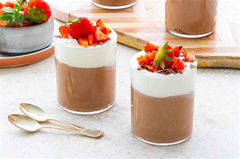 Veganski čokoladni puding v kozarcu, okrašen s svežim sadjem