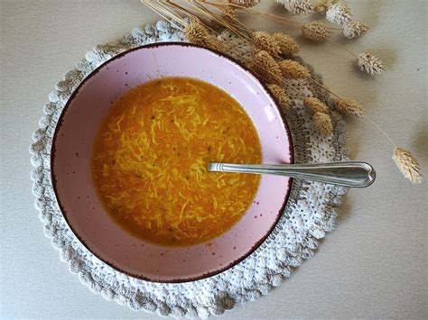 slika korenčkove juhe s pirinim zdrobom