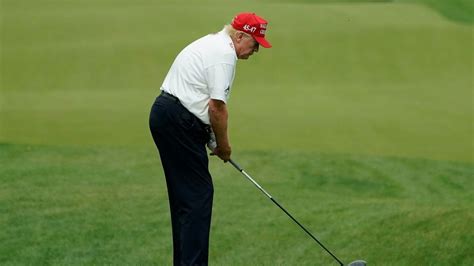 fotografija Roryja McIlroya pri igranju golfa