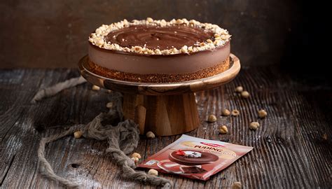 Ilustracija vseh sestavin za čokoladno torto z lešniki, pripravljenih na leseni deski.