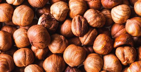 Priprava lešnikovega krokanta: karameliziran sladkor z lešniki na pekaču.