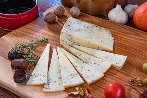 praznično postrežen sir z dodatki