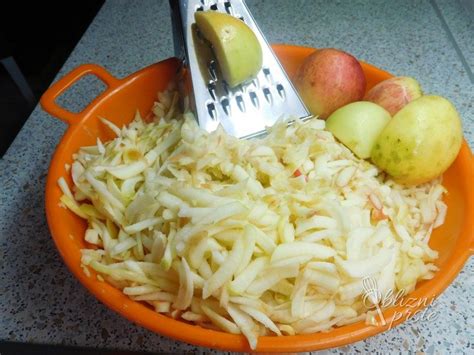 Fotografija: naribana jabolka s cimetom v ponvi