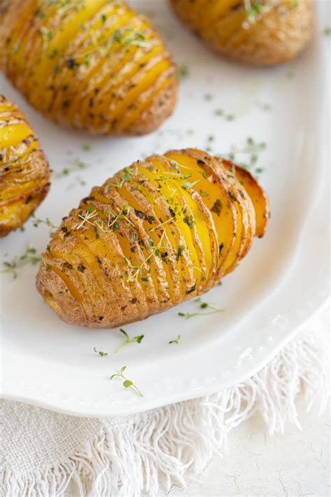 Shema rezanja krompirja hasselback s pomočjo slamice