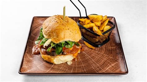 Fotografija gurmanskega burgerja s krompirčkom