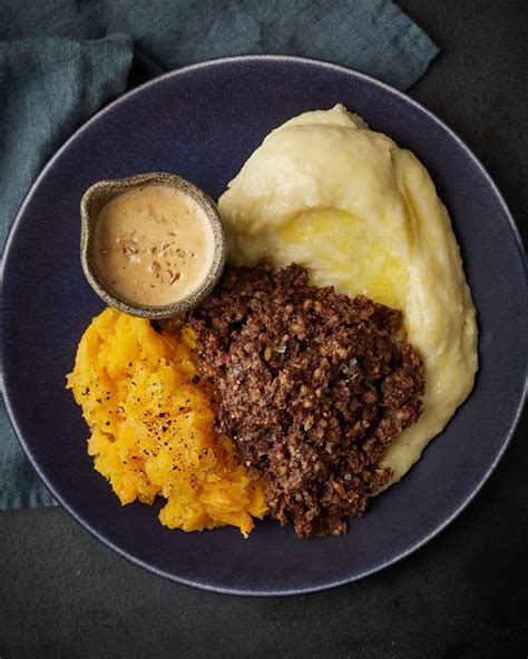 prikaz jedi haggis, neeps in tatties, ki poudarja njeno tradicionalno postrežbo