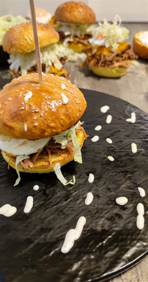 Sestavljen burger z žličko čebulne marmelade