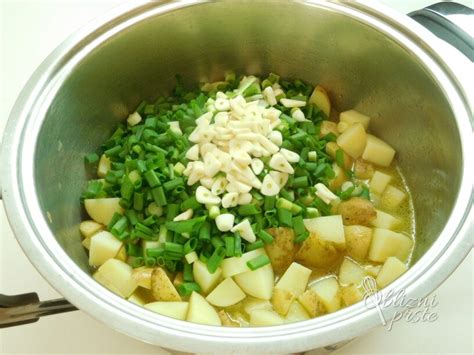 mlada čebula, česen, krompir in začimbe, kot sestavine za česnovo juho