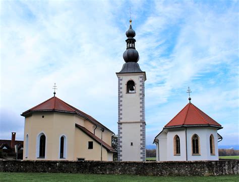 Zunanjost Gostilne Ema v Srednji Vasi z okoliškimi gorami