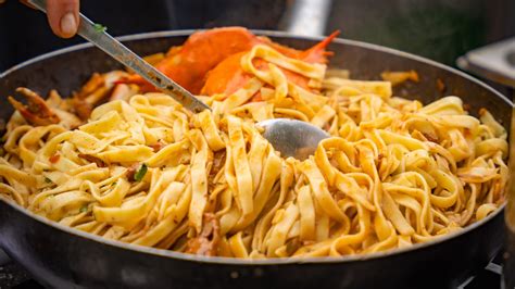 zajemalnik s tradicionalnim makaronflajšem na krožniku