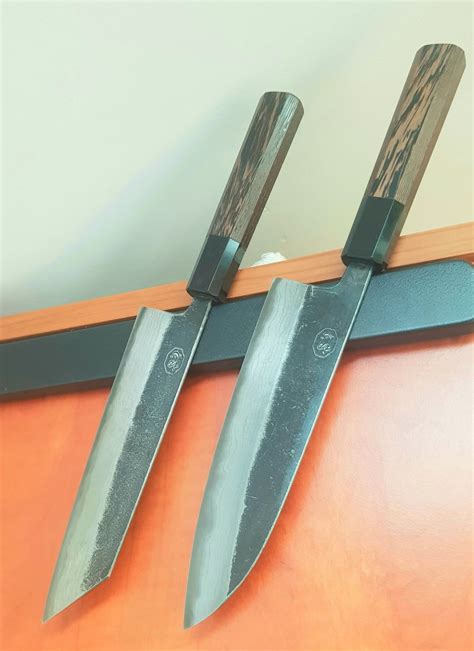 Primerjava: Zahodni vs. japonski kuhinjski nož - razlike v obliki rezila in kotu brušenja.