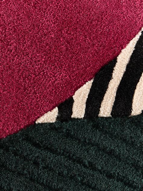 Fotografija vrta z nizkim in visokim fižolom ob oporah.