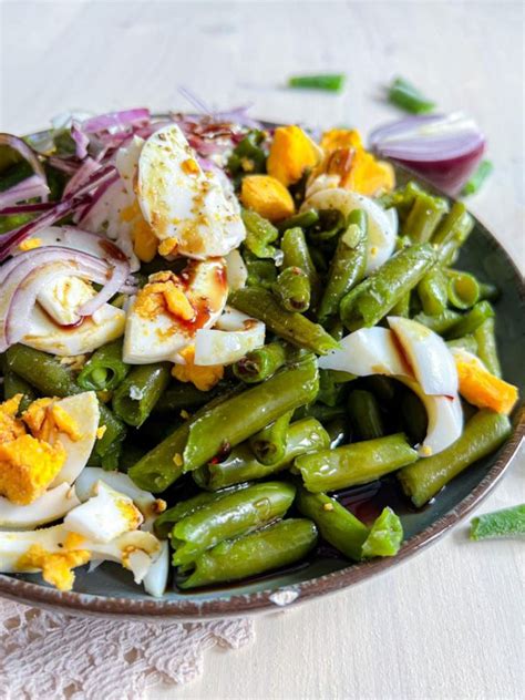 Prikaz različnih jedi iz fižola: solata, enolončnica, pire.