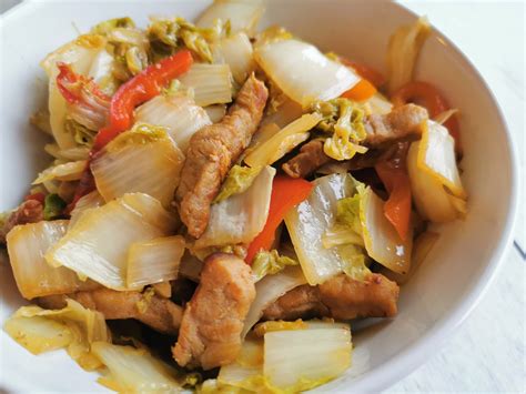 Praženo kitajsko zelje s porom in papriko, postreženo s popečenimi jajci