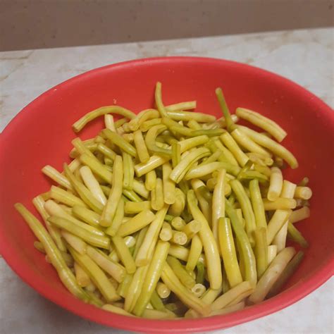 Fotografija svežega stročjega fižola, pripravljenega za vlaganje