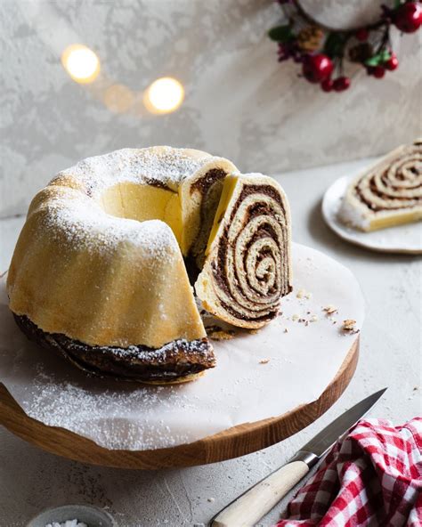 Fotografija narezane čokoladne potice, postrežene s kozarcem mleka