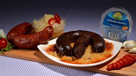 Ilustracija postopka polnjenja in oblikovanja krvavice